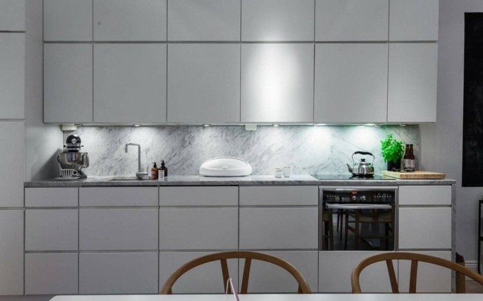 تصميم خزائن المطبخ الاسكندنافية البيضاء الحديثة بالوعة الفرن