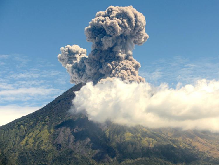 نفايات ثاني أكسيد الكربون من الانفجارات البركانية