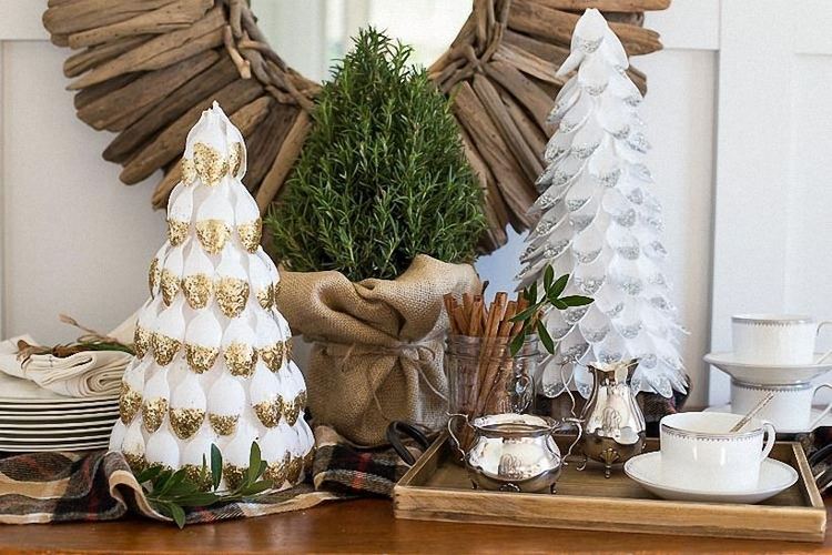 أشجار عيد الميلاد المصنوعة من الستايروفوم مصنوعة من ملاعق بلاستيكية