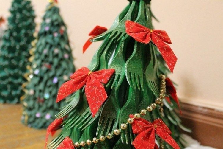 شجرة عيد الميلاد مصنوعة من شوكات بلاستيكية مزينة بأقواس
