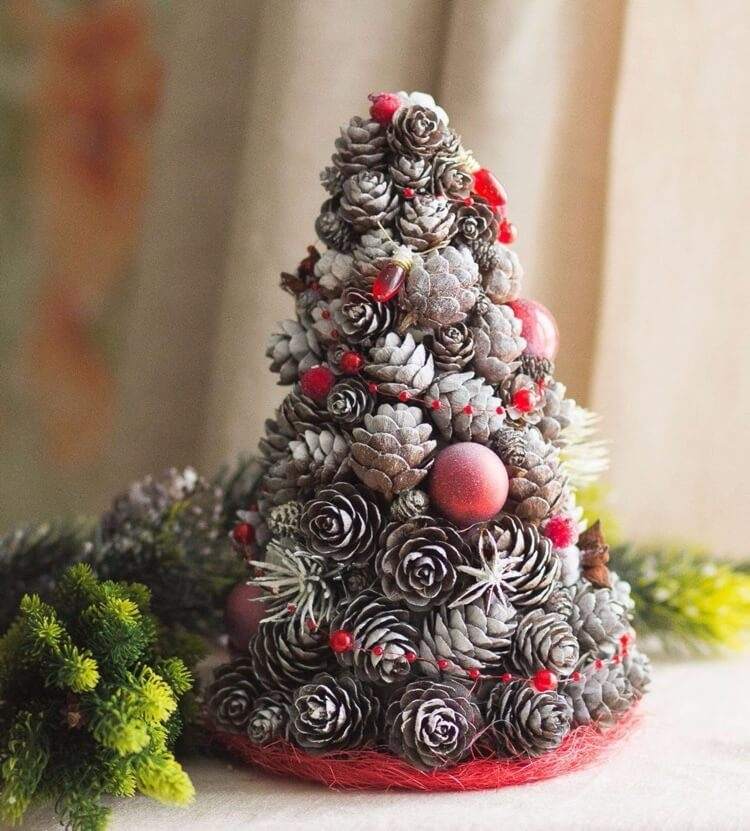 العبث شجرة عيد الميلاد من المخاريط والكرات مع الثلج