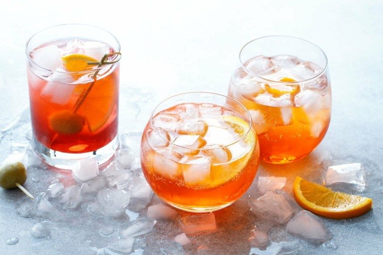 وصفة Aperol Spritz للمشروبات الصيفية مع كوكتيلات بروسيكو البسيطة
