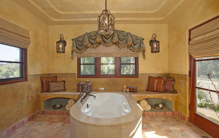 حمام بجدران من الجبس وحوض استحمام قائم بذاته على الطراز الإسباني