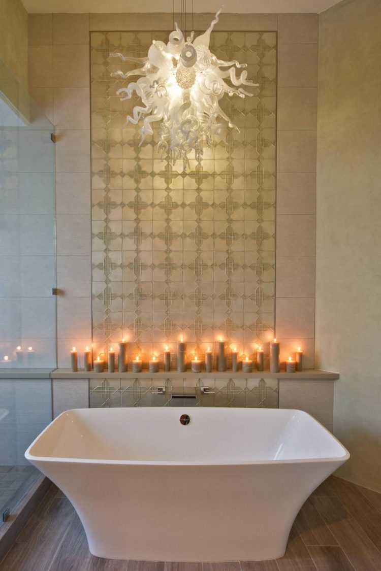 حمام على الطراز الإسباني ببلاط ذهبي وشموع LED وحوض استحمام قائم بذاته