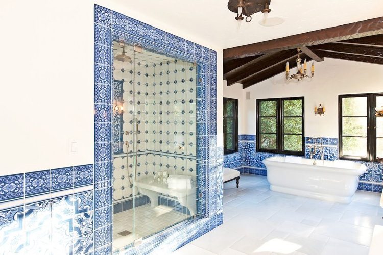 الحمام الإسباني باللونين الأبيض والأزرق يخلق أفكارًا لتصميم الحمام المتوسطي