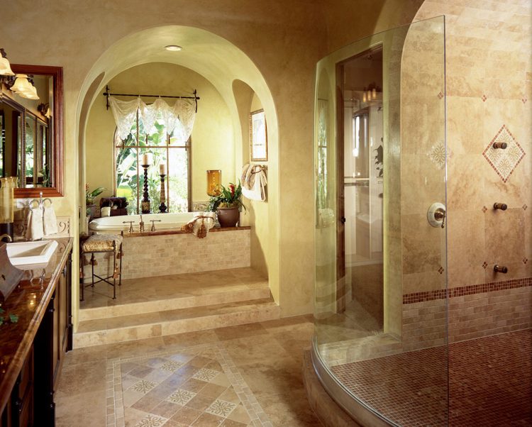 ديكور حمام على الطراز الأسباني باللون البيج والرمل مع جدران مغطاة بالبلاط