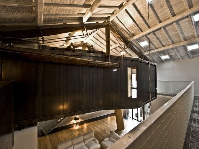 شقة علوية بناء عائم ، سقف الجملون الخشبي