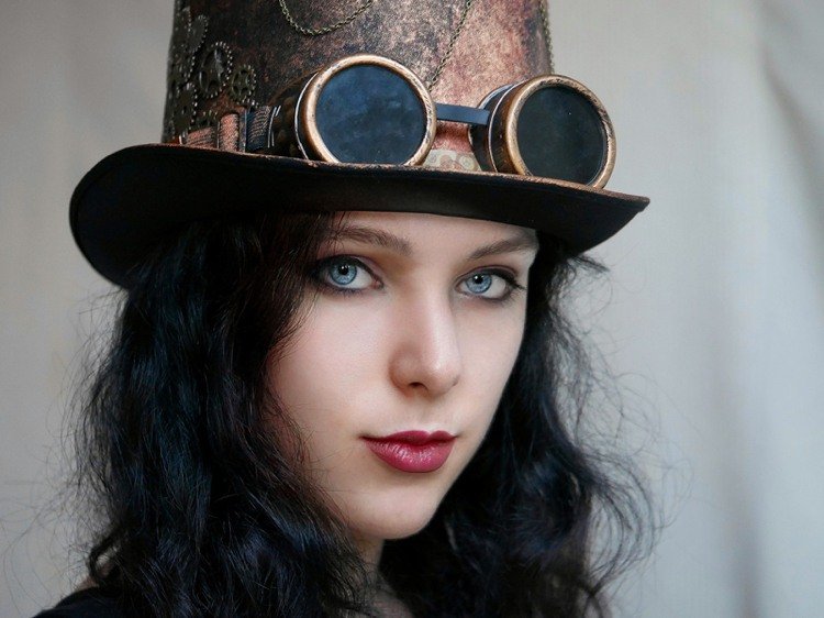 أفكار مكياج Steampunk للنساء ذوات الشفاه الحمراء وعيون القطط