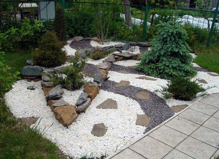 سرير حجري - أمام حديقة - جرانيت - حصى - رمادي - أبيض - كبير - أحجار طبيعية