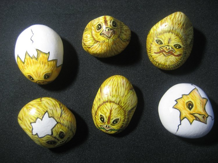 طلاء الأحجار بيض عيد الفصح الكتاكيت إلهام الفقس