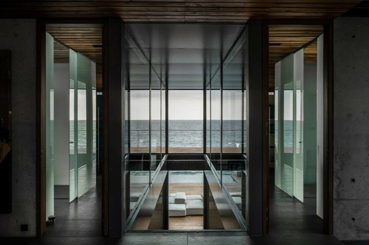 نمط منزل شاطئ البحر الأبيض المتوسط ​​المدخل الزجاج ملموسة السلالم الباركيه