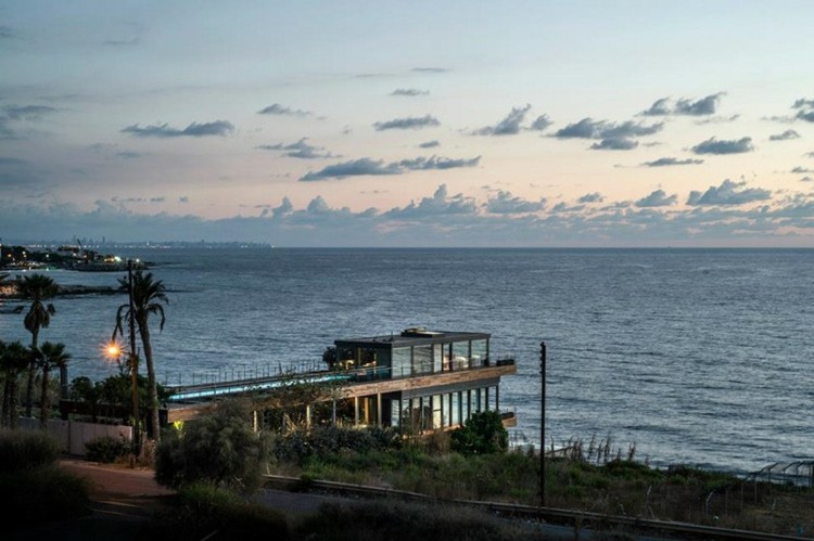 منزل على طراز البحر الأبيض المتوسط ​​مطل على البحر مع نافذة زجاجية أمامية رصيف