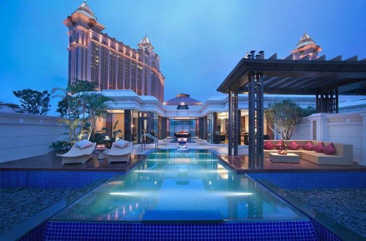 مسبح فندق 5 نجوم دبي