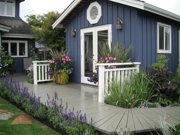حديقة خشبية تسلط أفكار التصميم باللون الأزرق
