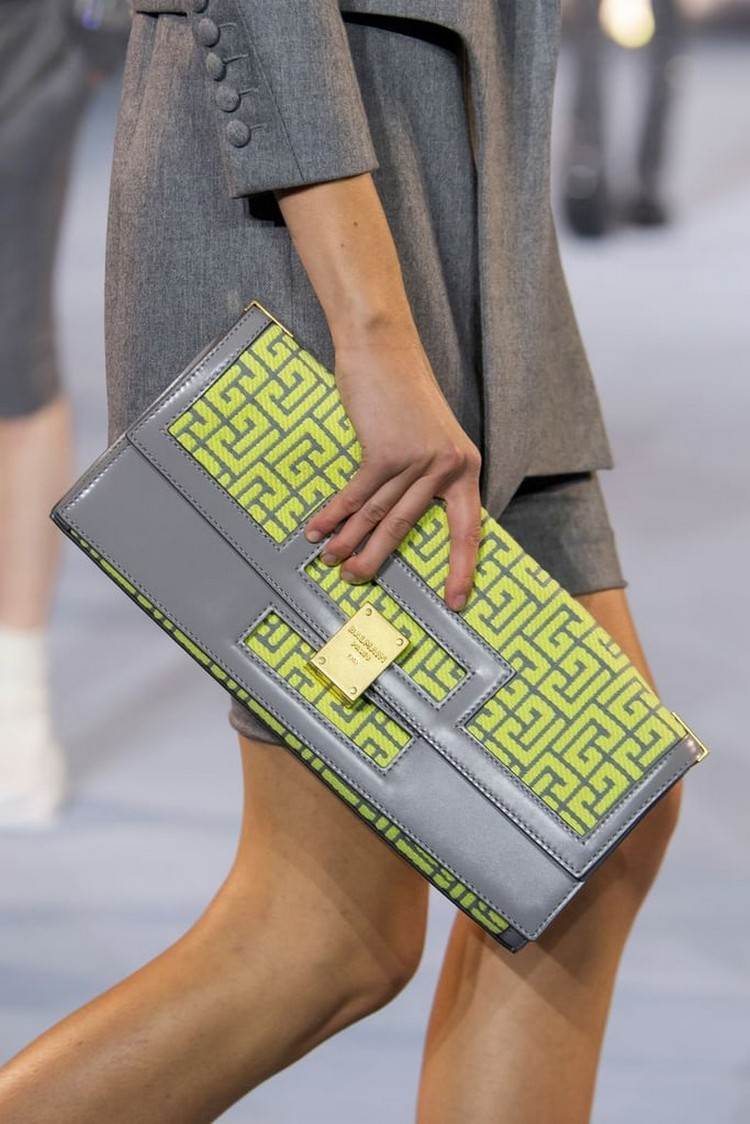 Bags Trends 2021 حقيبة كلاتش بالمان بألوان نيون كبيرة الحجم