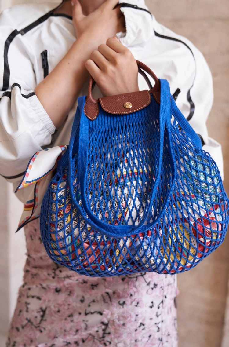 حقائب الاتجاه 2021 مصنوعة من مواد طبيعية حقيبة شبكية باللون الأزرق من Longchamp