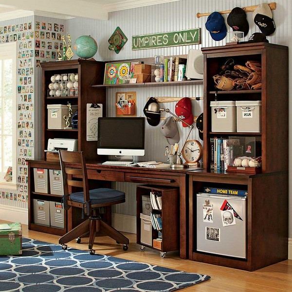 مساحة مكتبية لغرفة الأولاد في سن المراهقة