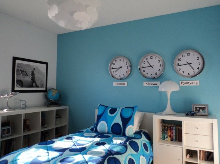 غرفة المراهقين ساعات الحائط ذات اللون الأزرق الفاتح المناطق الزمنية ديكو الأثاث الأبيض