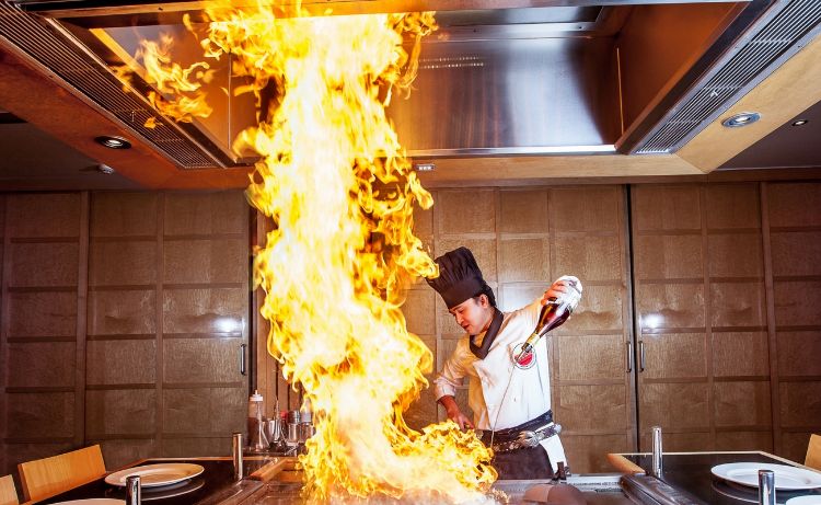 تيبانياكي لوحة صينية الطبخ الياباني أطباق غريبة الأسماك جميلة قدمت مهارات الشيف مما يدل على النار