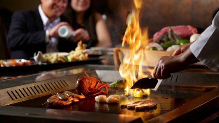 طبق طبق تيبانياكي شواء الطبخ الياباني أطباق غريبة تحضير المأكولات البحرية ملعقة معدنية