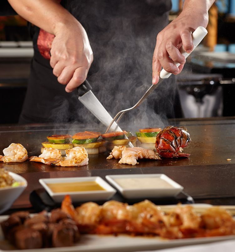 طبق طبق تيبانياكي شواء الطبخ الياباني أطباق غريبة تحضير المأكولات البحرية سكين شواء حاد شوكة