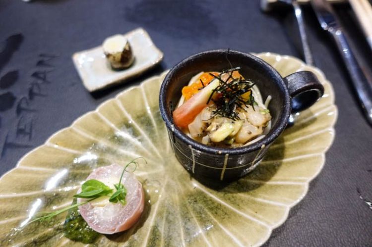 تيبانياكي لوحة صينية الطبخ الياباني الطبخ أطباق غريبة المأكولات البحرية الأسماك قدم بشكل جميل الشيف