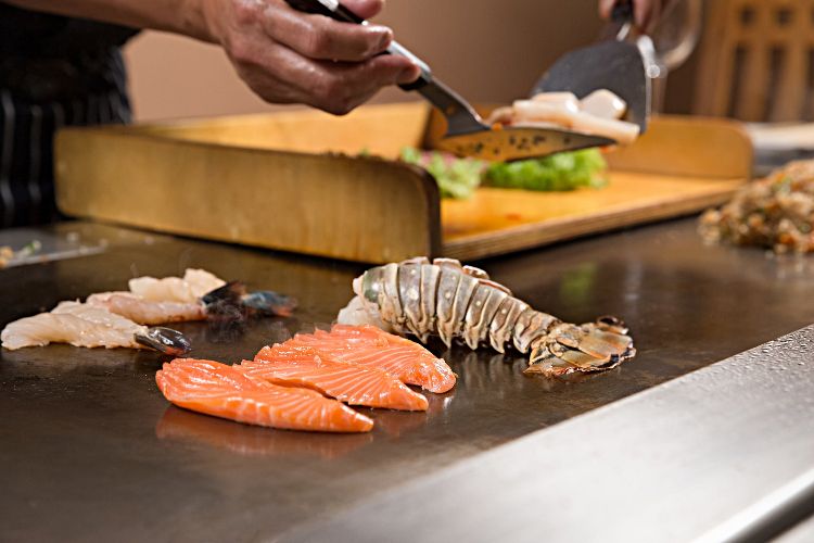 طبق teppanyaki griddle الطبخ الياباني أطباق غريبة جراد البحر جراد البحر قدم لطيف الشيف ترتيب