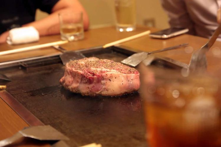 طبق طبق تيبانياكي شواء الطبخ الياباني شريحة لحم البقر إعداد أمام العملاء مطعم تيبان ياكي طريقة طهي شواء شواء