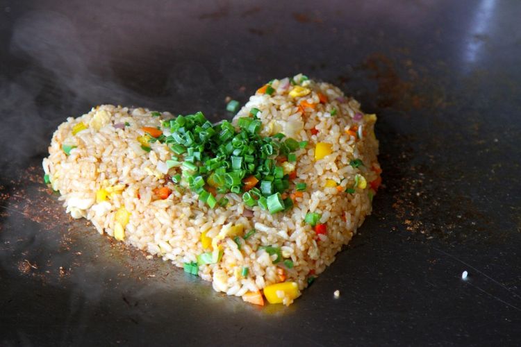 طبق طبق تيبانياكي شواء الطبخ الياباني أطباق الأرز الغريبة إعداد الثوم المعمر الخضروات شكل قلب