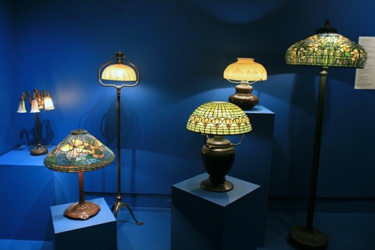 عرض متحف Tiffany Lamps النسخ الأصلية