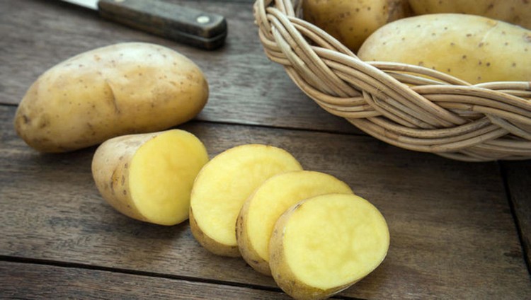 قناع البطاطس للوجه يجعل النصائح ضد الهالات السوداء تحت العينين