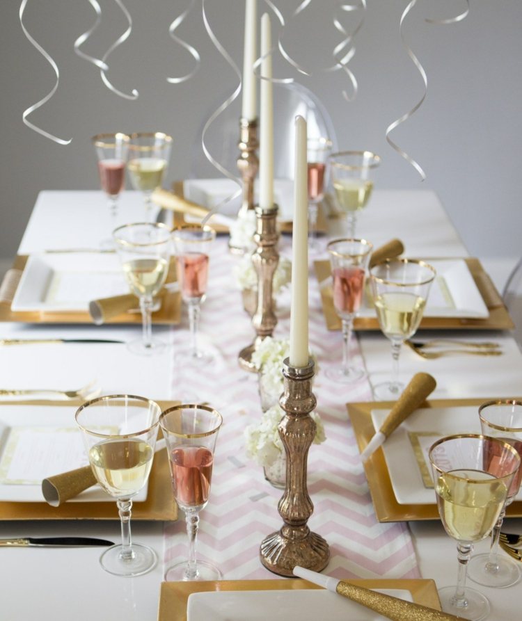 تتدلى زخارف المائدة من أجل حلويات عشية رأس السنة الجديدة على الطاولة