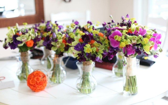 ترتيب الزهور مع زهور الربيع على طاولة الطعام