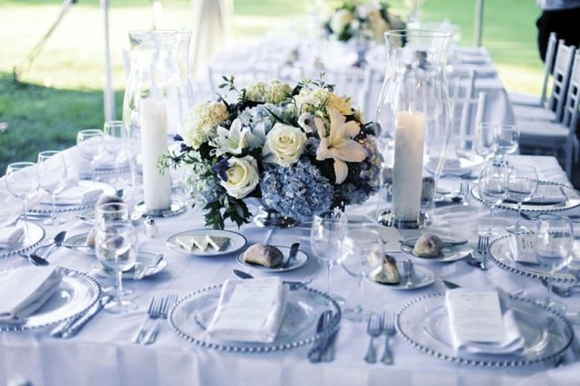 الورود البيضاء الكوبية الزرقاء على طاولة عالية
