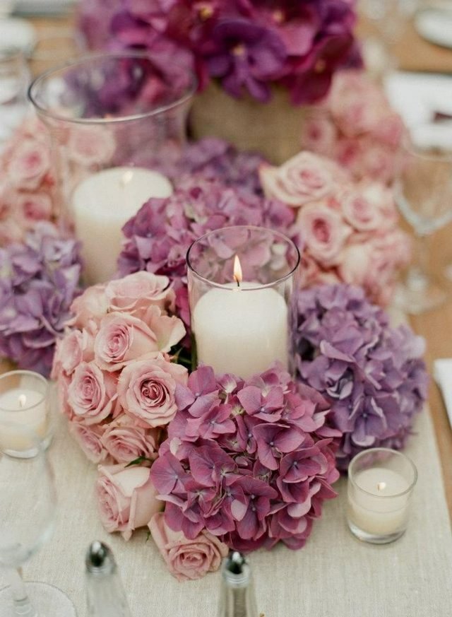 الزهور على الجدول الوردي الورود الأرجواني الزهور الشموع تزين الزفاف