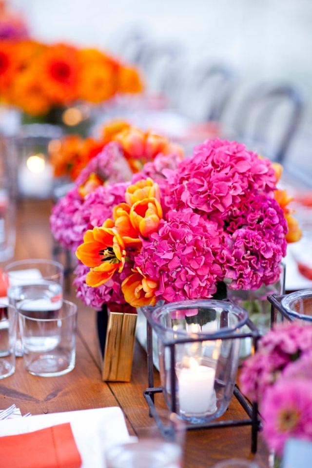 روعة الزهور على المائدة فكرة الديكور الرومانسي لأضواء الشاي المعدنية