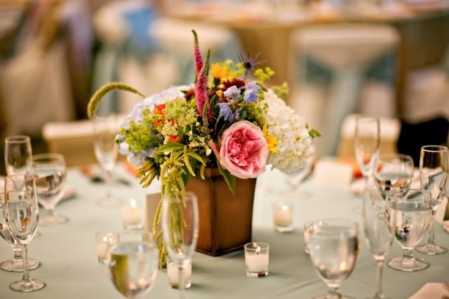 تنسيق الزهور الشموع الصغيرة مفرش المائدة الخضراء الزاهية