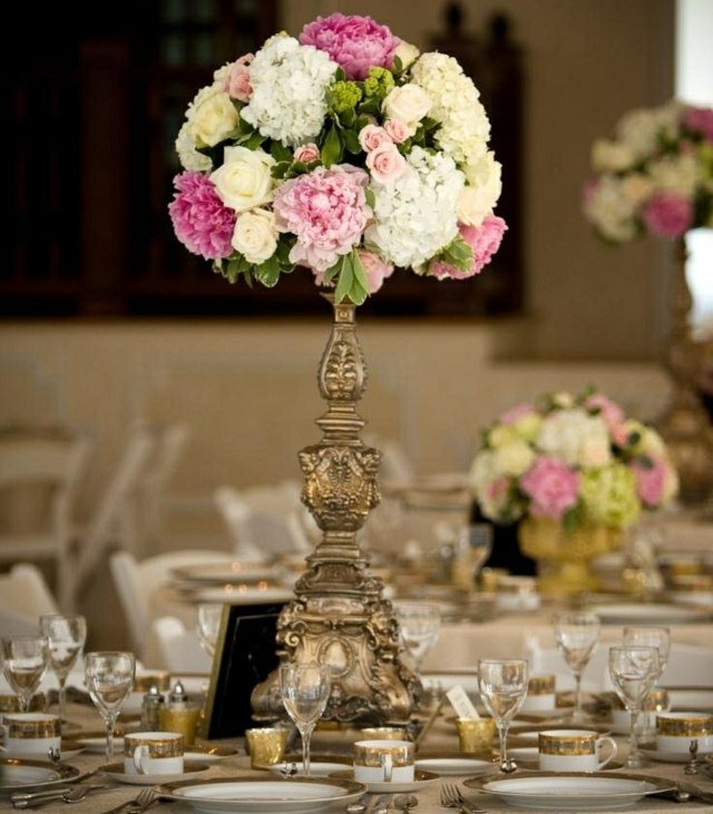 براقة الزهور على المائدة الورود القرنفل أصفر وردي أبيض