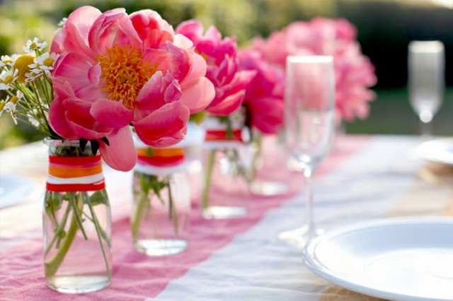 خيط ملون تزيين الزهور الوردية على الطاولة