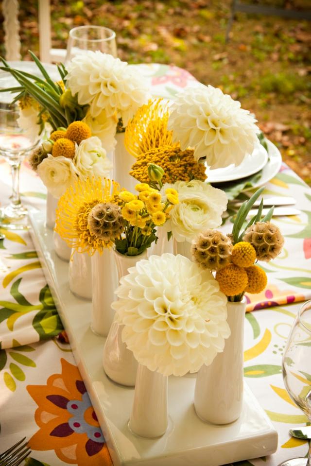 الزهور على الطاولة مفرش المائدة الملونة صفراء الزهور البيضاء المزهريات الخزفية