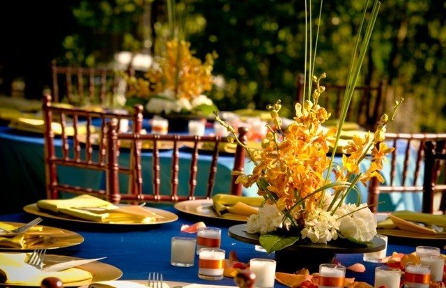 طاولة نمط بحري مزينة الوقايات الصفراء مفرش المائدة الأزرق