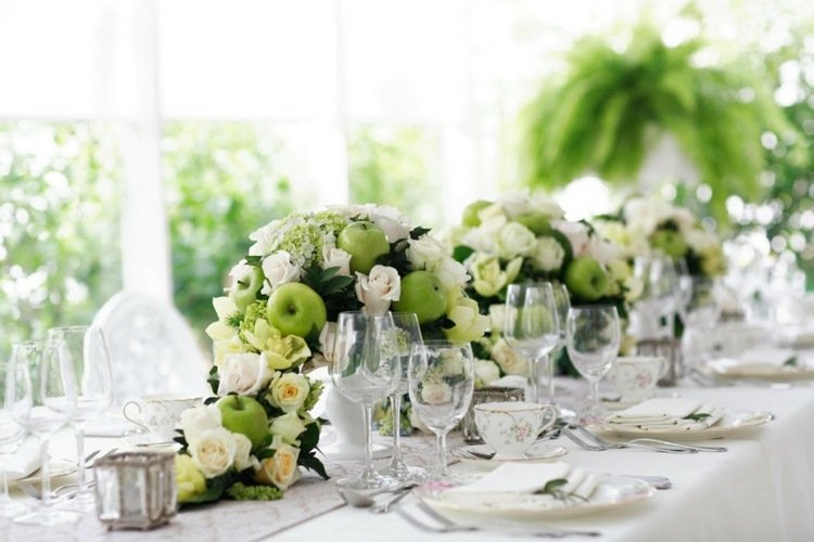 زخرفة طاولة بأزهار تفاح-أخضر-أبيض-موجة-شكل-ترتيب-إلهام