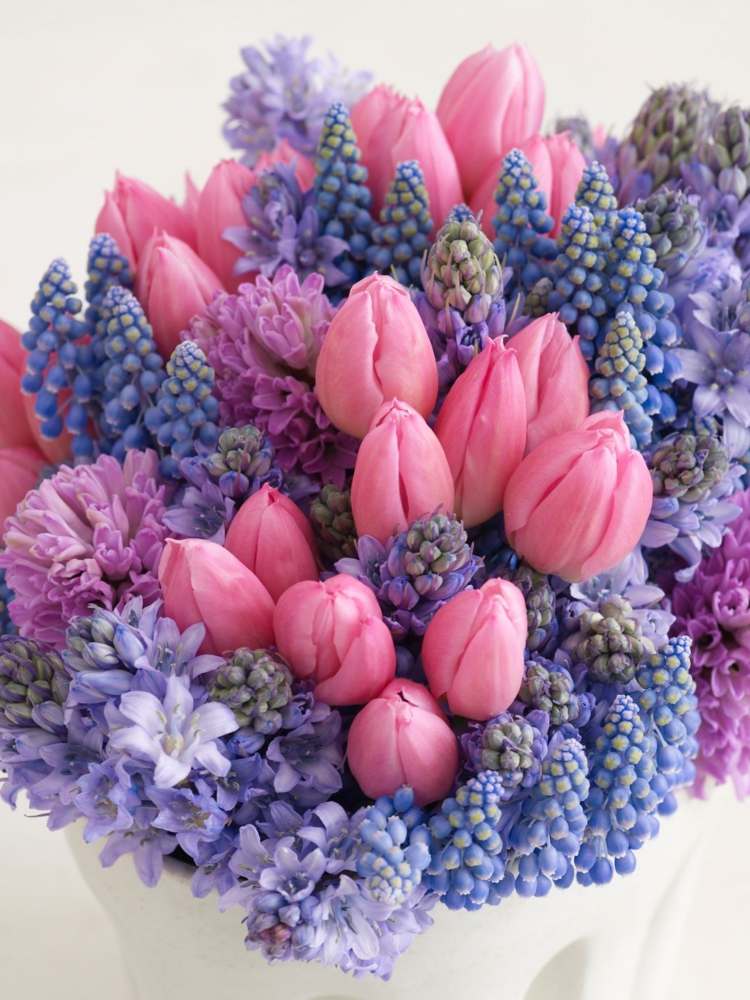 الجدول الديكور مع الزهور الربيع-الزهور-تولوب-الوردي-أرجواني-قرنفل-صفير