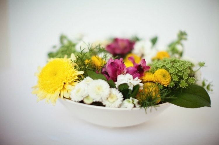تزيين الطاولة بزهور فكرة-وعاء-أصفر-هندباء-وردي-أزهار