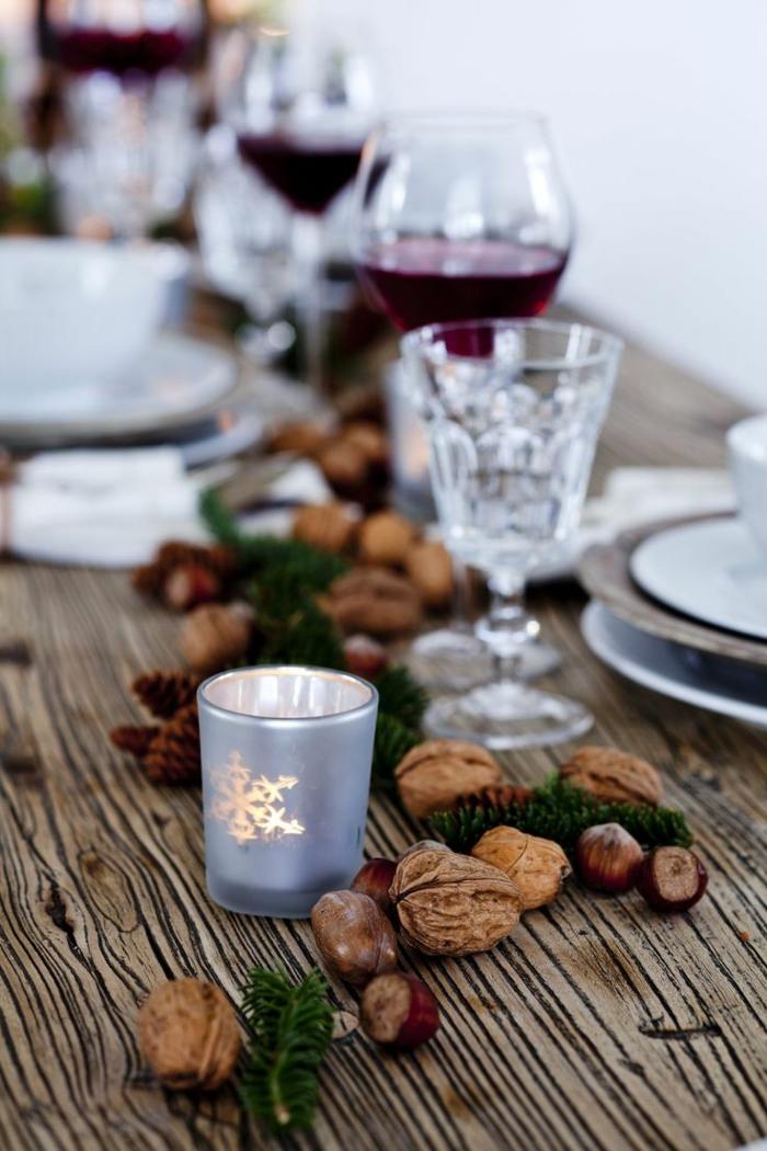 عيد الميلاد الديكور مأدبة الجدول الجوز الكستناء النبيذ شمعة