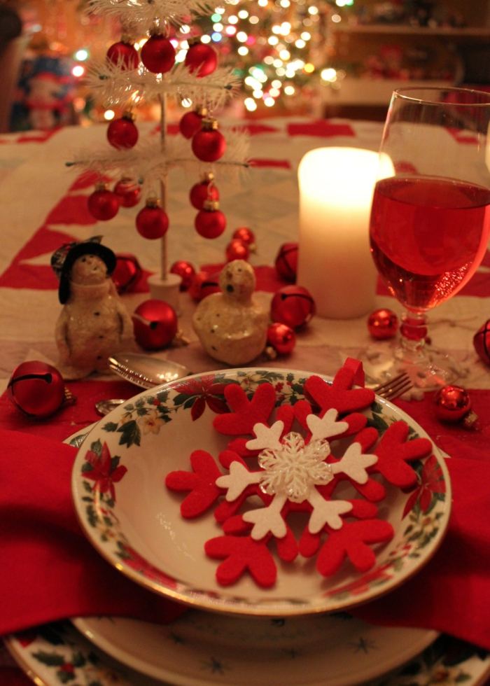 ندفة الثلج عيد الميلاد الشتاء الجدول زينة النبيذ الأحمر شمعة بيضاء