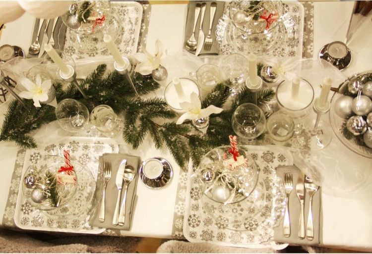 طاولة تزيين-كريسماس-أفكار-مفرش-أبيض-فضي-أدوات مائدة-تنوب-كؤوس