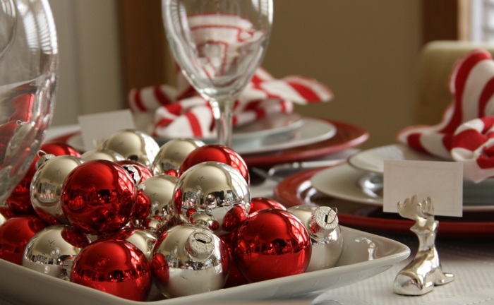 أفكار تزيين طاولة الشتاء الكرة الفضية الحمراء