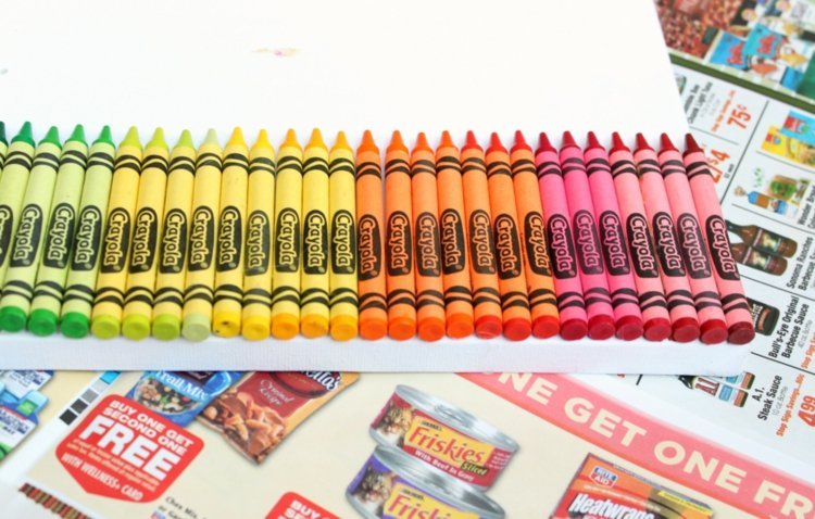 ألوان قوس قزح ترتب العصا على أقلام الشمع crayola تذوب