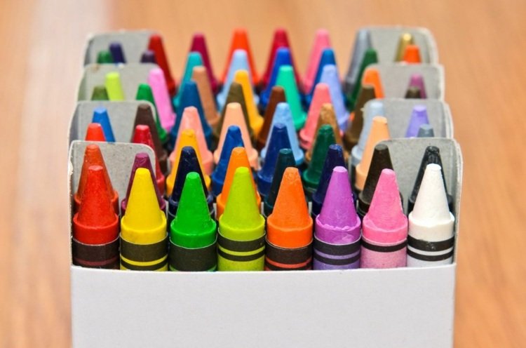 أقلام الشمع تذوب أقلام التلوين بألوان مختلفة